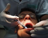 Dentysta z Miastka podwójnie kasował za wizyty. Płacili pacjenci i NFZ. Podejrzany ma 446 prokuratorskich zarzutów 