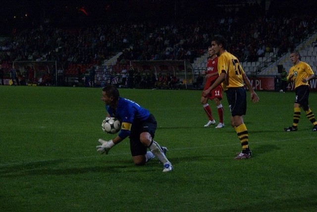 Bramkarz GKS Jacek Gorczyca musiał w tym spotkania trzy razy wyciągać futbolówkę z siatki