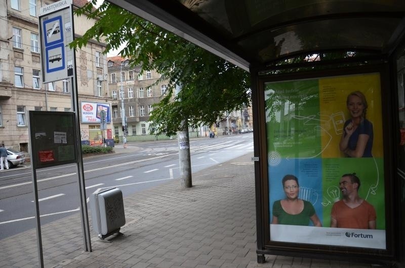 USB na przystankach MPK. Doładujesz telefon, czekając na autobus (LISTA PRZYSTANKÓW, ZDJĘCIA)