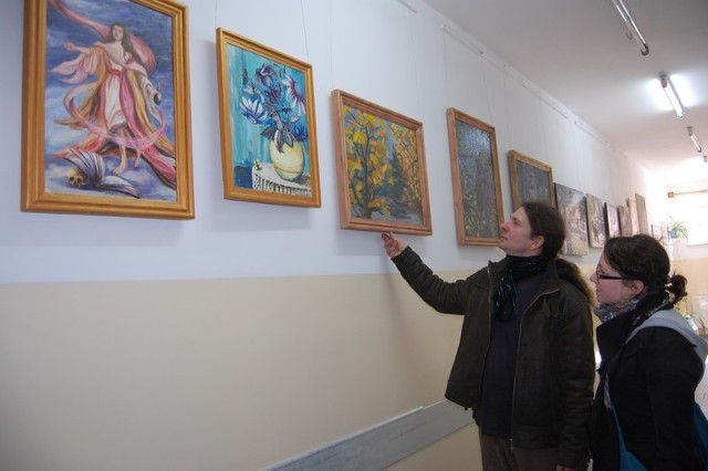 Obrazy prezentują Maciej i Natalia Jelińscy, twórcy galerii "Korytarzyk"