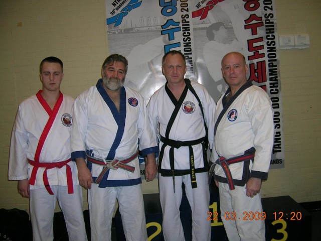 Mistrzowie Tang Soo Do, pierwszy od lewej Mateusz Kurek, trzeci od lewej - Dariusz Sułek