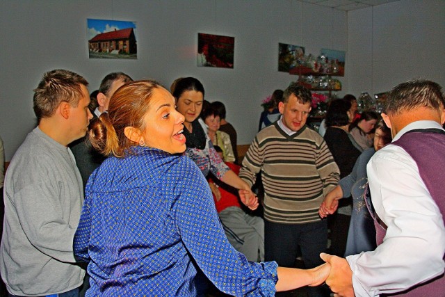 Dom Pomocy Społecznej z Radawia tradycyjnie zorganizował zabawę andrzejkową, na którą zaprosił także niepełnosprawnych z innych placówek. Zabawę zorganizowano z Domu Spotkań w Zębowicach.