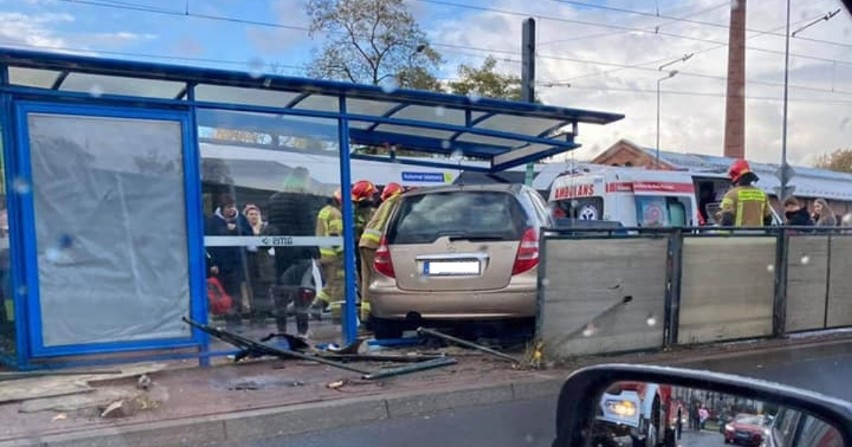 Samochód wjechał w przystanek w centrum Krakowa. Jedna osoba ranna