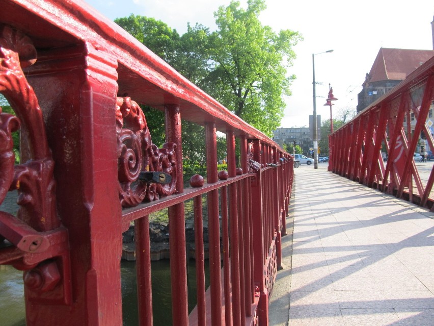 Kłódki zakochanych trafiły na kolejny most we Wrocławiu. Ale będą usunięte