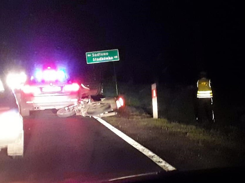 Pod Stargardem motocyklista przewrócił się za policyjnym bmw i spadł na pobocze