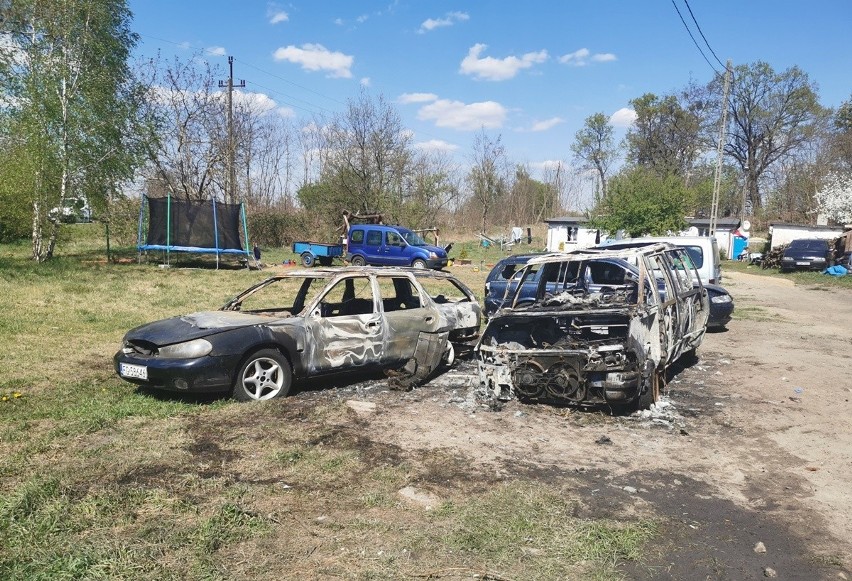 Trzy auta zostały zniszczone w pożarze, który wybuchł w...