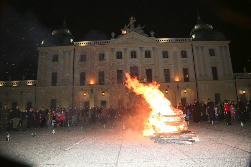 Betlejemskie Światło Pokoju. Przed pałacem płonęło wielkie ognisko (zdjęcia) 