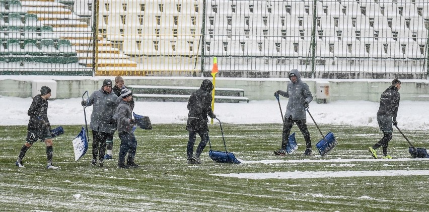 Piłkarze i trenerzy Lechii Gdańsk odśnieżyli boisko w przerwie meczu. W drugiej połowie plac gry był lepszy [zdjęcia]