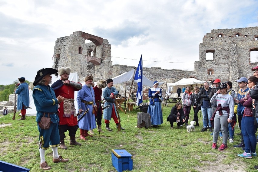 Rycerze i damy na zamku Tenczyn. Miłośnicy historii otworzyli sezon rekonstrukcji [ZDJĘCIA]