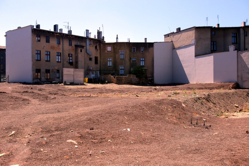 Na terenie parkingu po zakładach odzieżowych Tarmilo w...