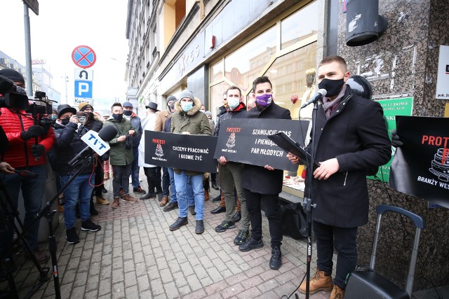 Przedstawiciele branży ślubnej i weselnej protestują pod biurem poselskim PiS w Katowicach.Zobacz kolejne zdjęcia. Przesuwaj zdjęcia w prawo - naciśnij strzałkę lub przycisk NASTĘPNE