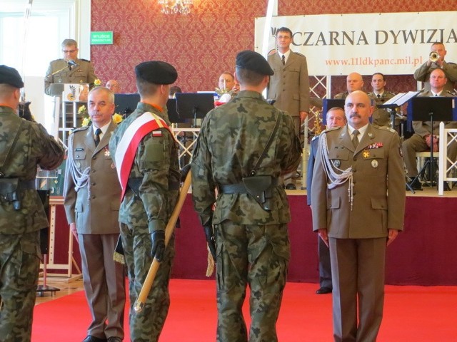 gen. dyw. Janusz Adamczak (z lewej) podczas przekazania sztandaru dywizji następcy, gen. bryg. Jarosławowi Mice (z prawej).