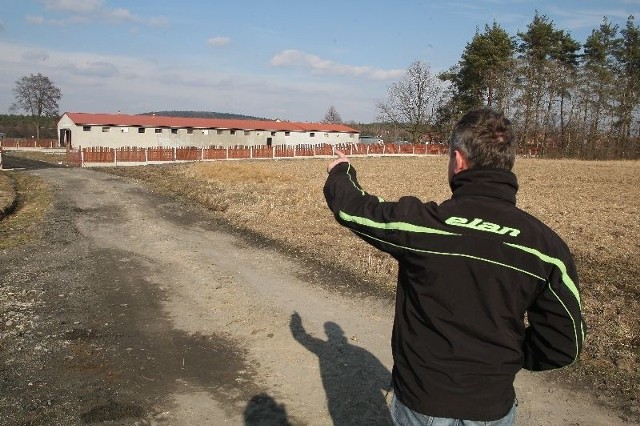 Właściciel działki, która sąsiaduje z przyszłą chlewnią pokazuje jak blisko będzie miał uciążliwego sąsiada. 