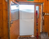 Tatry. 170 cm śniegu na Kasprowym Wierchu. Ściana śniegu za drzwiami 