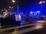 Nocne zderzenie na skrzyżowaniu Ligi Polskiej i Szosy Lubickiej w Toruniu! Na miejscu służby ratunkowe. Mamy zdjęcia