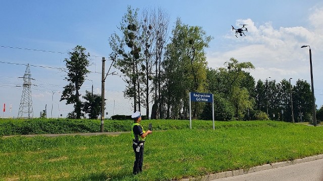 Akcja policji z użyciem drona w Andrychowie w pobliżu przejazdów kolejowych