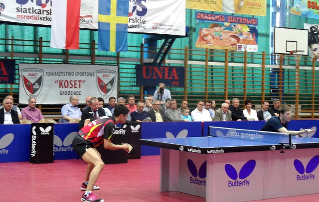 Kaii Yoshida (Olimpia-Unia Grudziądz, z lewej) gra z Robertem Svenssonem (Eslovs)