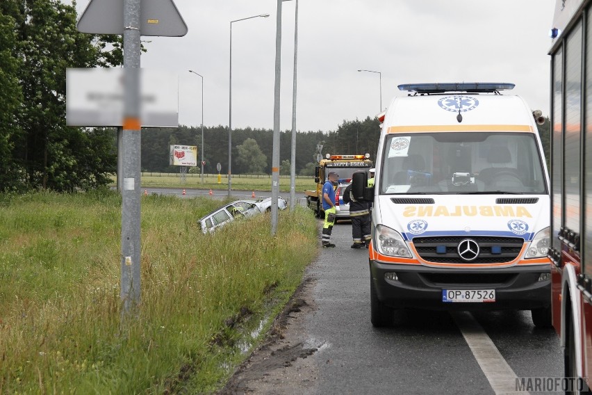 Kierująca srebrną mazdą kobieta straciła panowanie nad...