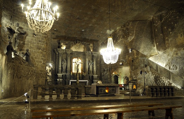 Jedna z najbardziej imponujących kaplic zlokalizowana jest w słynnej kopalni w Wieliczce. Tę największą podziemną świątynię na świecie znajdziecie na głębokości 101 metrów. Większość jej elementów wykonana jest z soli, a opracowanie samego wystroju trwało ok. 70 lat. 