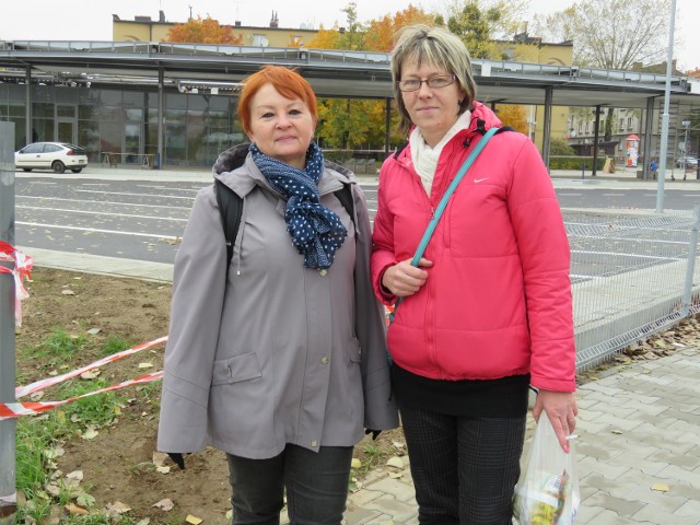 Anna Połomska (z lewej) i Barbara Napierska, mieszkanki osiedla Wieczorka w Piekarach Śląskich. Cieszą się, że w mieście powstaje nowy dworzec, ale chciałyby, żeby był gotowy przed zimą