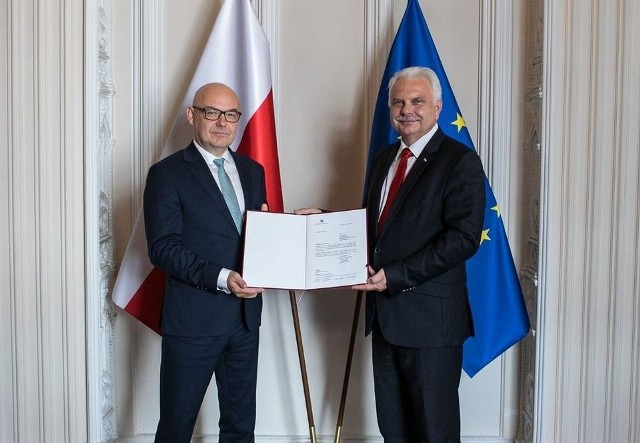 Filip Nowak (z lewej) otrzymał nominację na nowego szefa NFZ z rąk Waldemara Kraski, wiceministra zdrowia.