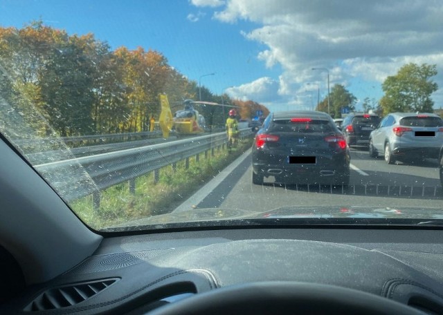 W wyniku uderzenia jeden z pojazdów dachował. Na miejsce przyleciał śmigłowiec LPR.