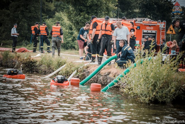 Polscy i czescy strażacy razem przeciwko powodzi.Ćwiczenia na rzece Piotrówka w czeskiej Karwinie
