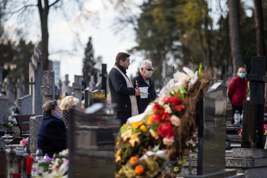 Wielkanoc. Święcenie grobów na cmentarzu prawosławnym na...