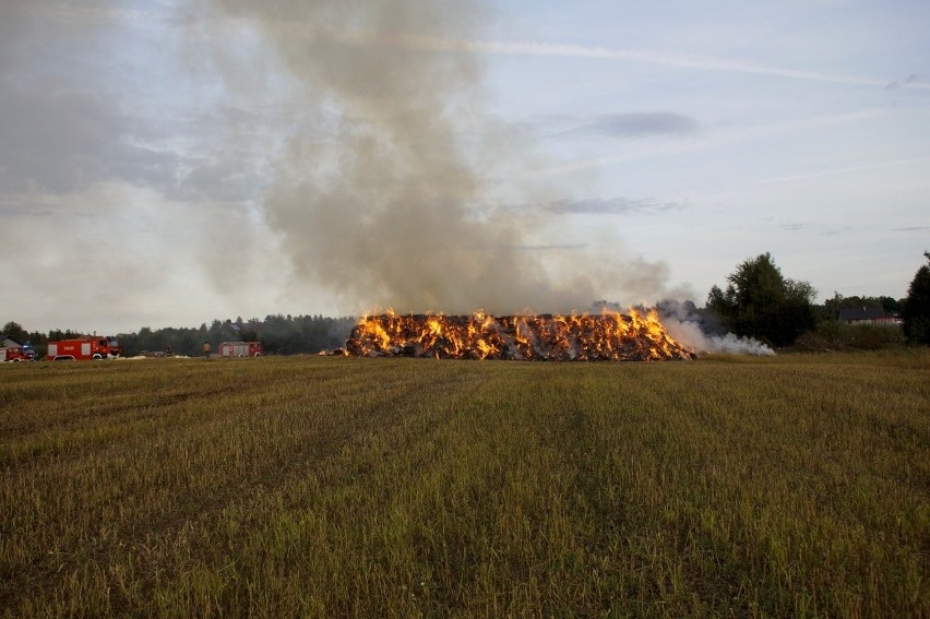 Ogromny pożar sterty słomy w Bierkowie. Akcja gaśnicza trwa...