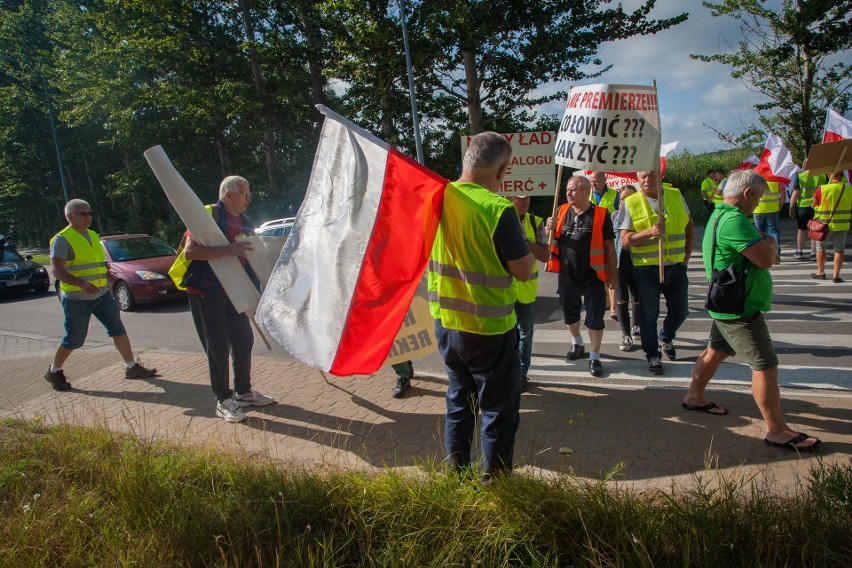 Protest armatorów wędkarskich jednostek we Władysławowie. Blokada wjazdu na Półwysep Helski. Zobaczcie zdjęcia i wideo!