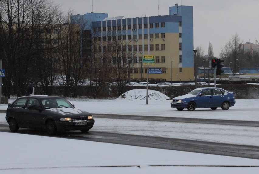 Kilkanaście kolizji na drogach Radomia. Zima zaskoczyła kierowców. Policja apeluje o rozwagę i ostrożną jazdę