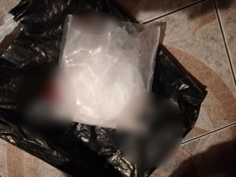 - Policjanci znaleźli w lodówce torebkę z białą substancją o...