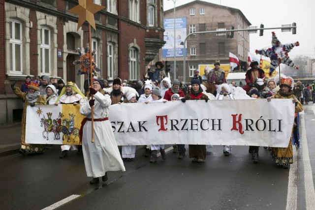 Ulicami miasta przeszedł radosny korow&oacute;d. W spotkaniu brali udział licznie słupszczanie ze wszystkich parafii.W orszaku z okazji święta Objawienia Pańskiego obok monarch&oacute;w: Kacpra, Baltazara i Melchiora nie zabrakło sił anielskich, rycerzy. Najwięcej radości z przemarszu miały dzieci, chociaż i dorośli chętnie zakładali korony. Podczas przemarszu można było śpiewać kolędy. Kolędowali wszyscy. Trasa przemarszu wiodła z  kościoła św. Maksymiliana Kolbego w Słupsku przy ul. Piłsudskiego. Orszak wyruszył po mszy o godz. 11.30. Korow&oacute;d przeszedł ulicami aż na pl. Zwycięstwa, gdzie znajdowała się symboliczna stajenka i żł&oacute;bek.  W końcu Trzej Kr&oacute;lowie przybyli, aby pokłonić się Chrystusowi.Kolorowe jasełka uliczne i radosny przemarsz w rytmie kolęd w towarzystwie Trzech Kr&oacute;li na koniach wzbudzał zainteresowanie przechodni&oacute;w.Orszak zakończył się na pl. Zwycięstwa, gdzie odbyły się jasełka i wsp&oacute;lne kolędowanie z zespołem Yam Kinneret.Organizatorem była Szkoła Nowej Ewangelizacji, ale do korowody przyłączyły się niemal wszystkie parafie. Podobne orszaki odbyły się niemal we wszystkich miastach w Polsce.&lt;script async defer class=&quot;XlinkEmbedScript&quot;  data-width=&quot;640&quot; data-height=&quot;360&quot; data-url=&quot;//get.x-link.pl/6ea740c4-3feb-c29b-4a02-e0957cacf174,8ea299b6-26f2-1eab-6e8f-3c87f7df8e63,embed.html&quot; type=&quot;application/javascript&quot; src=&quot;//prodxnews1blob.blob.core.windows.net/cdn/js/xlink-i.js?v1&quot; &gt;&lt;/script&gt;