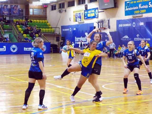 Eurobud JKS Jarosław (niebieskie stroje) jest bliski awansu do kolejnej rundy EHF Cup.