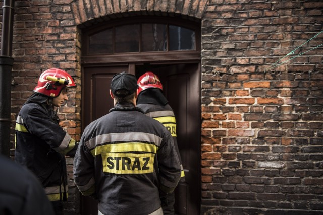 82-latka słaniała się na nogach i miała problemy z oddychaniem, a w domu było dużo dymu. Na taki widok trafili policjanci, gdy przyszli zobaczyć, w jakich warunkach żyje staruszka.