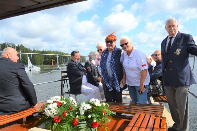 Na zorganizowanych na Zalewie Koronowskim już po raz XX regatach pamięci żeglarze wspominali Józefa Klejnota-Turskiego, pierwszego prezesa Polskiego Związku Żeglarskiego, kpt. ż. w. Tadeusza Ziółkowskiego, rodem z Wiskitna, pierwszego dowódcę okrętu  szkoleniowego Lwów, zamordowanego przez Niemców w Stutthofie...  Ale dzwon pokładowy w KŻ WIND  odezwał się 50 razy... Bo tylu żeglarzy odeszło na wieczną wachtę. Na ich cześć  na wody Zalewu Koronowskiego  przedstawiciele PZŻ zrzucili   wieniec. Po tych uroczystościach rozpoczęły się regaty.  Wzięło  w nich udział  123 żeglarzy i 42 jachty,  reprezentujące  siedem klubów żeglarskich.