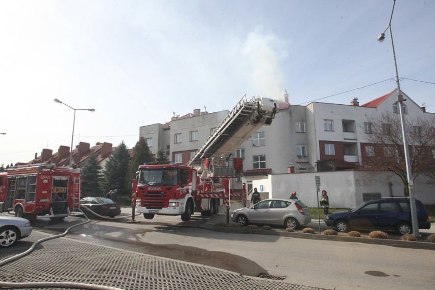 W budynku przy ulicy Cegielnianej w Rzeszowie zapaliło się poddasze [ZDJĘCIA] 