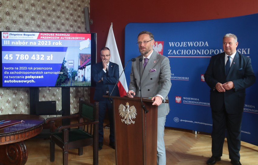 Wojewoda Zbigniew Bogucki podpisał ze samorządowcami umowy w...
