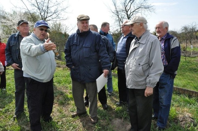 Działkowicze z Kluczborka mają już dość. Domagają się pogłębienia i oczyszczenia Stobrawy, która zalewa im działki.