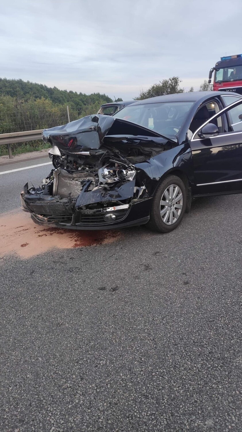 Wypadek w Juszkowie. Zderzyły się trzy samochody, jedna osoba trafiła do szpitala 