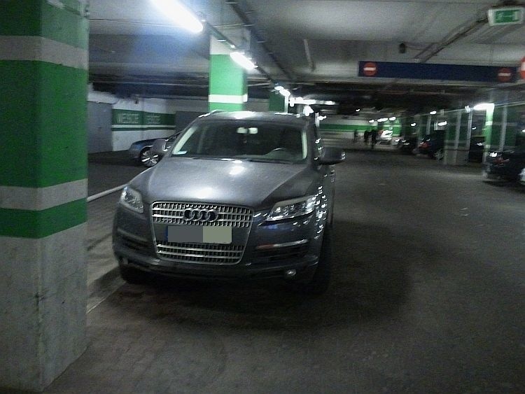 Audi parkuje na przejeździe