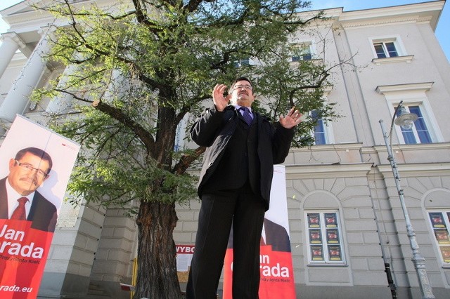 Jan Gierada z Sojuszu Lewicy Demokratycznej zorganizował konferencję przed kieleckim magistratem