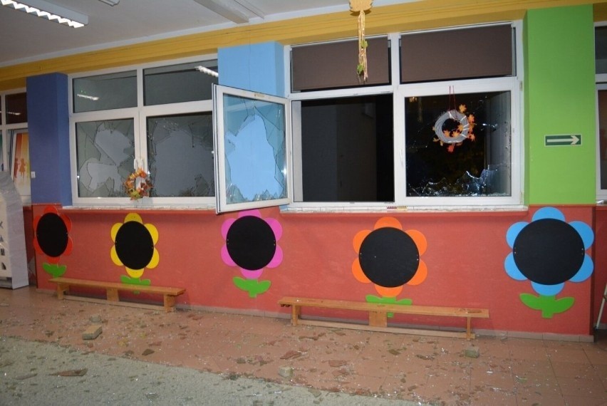 Kilkuletni chłopcy wybili szyby w oknach przedszkola. Placówka oszacowała straty na ponad 21 tysięcy złotych