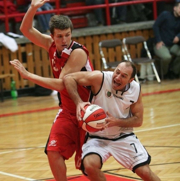 Koszykarze Stali Stalowa Wola (z piłką Bartłomiej Szczepaniak) skompromitowali się w meczu z młodym zespołem Polonii 2011 Warszawa.