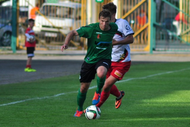 Adrian Bartkiewicz (z piłką) już w drugiej minucie dał prowadzenie Stali Stalowa Wola. Korzystnego wyniku nie udało się utrzymać.