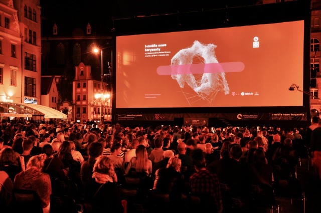 Pod koniec lipca festiwal filmowy każdego wieczoru przyciąga setki wrocławian i turystów na Rynek