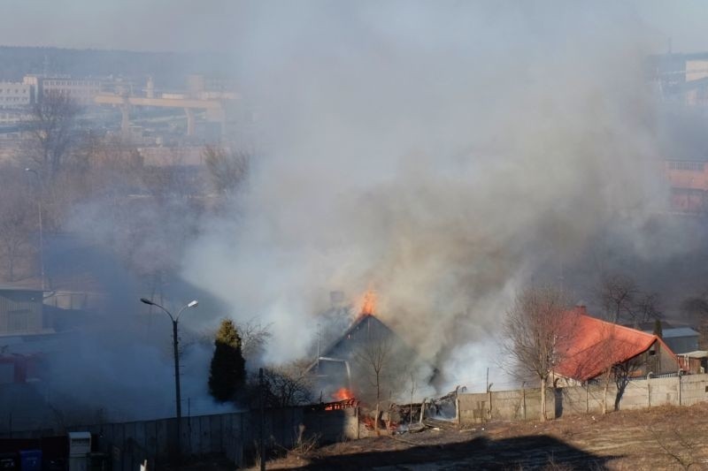 Ul. Chmielna. Pożar domu. Straż pożarna interweniowała drugi raz w ciągu kilkudziesięciu godzin (zdjęcia, wideo)