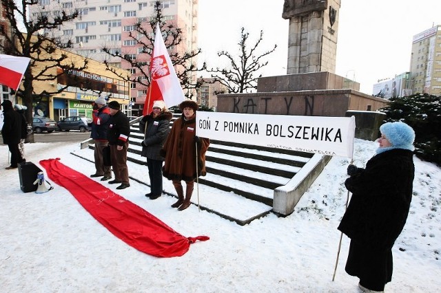 Kilkanaście osób pikietowało dziś pod pomnikiem Wdzięczności Armii Czerwonej.