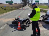 Wypadek motocyklisty w Kościerzynie Wybudowaniu. Mężczyzna stracił panowanie nad jednośladem. Jedna osoba ranna ZDJĘCIA