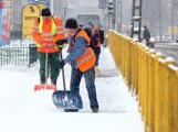 Pierwszy większy śnieg i kolizje, pęknięte szyny i opóźnienia komunikacji miejskiej
